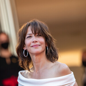  Mais alors qu'elle est en promo pour son ouvrage La Souterraine, mélange de contes, de nouvelles et de poèmes, Sophie Marceau a dérogé à la règle en s'entretenant avec Marianne.
Sophie Marceau - Montée des marches du film " Tout s'est bien passé " lors du 74ème Festival International du Film de Cannes. Le 7 juillet 2021 © Borde-Jacovides-Moreau / Bestimage