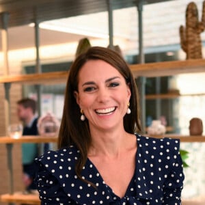 Elle était sublime dans une nouvelle robe à pois, sa tendance du printemps. 
Catherine (Kate) Middleton, princesse de Galles, inaugure la communauté résidentielle de Hope Street à Southampton, le 27 juin 2023. Cette communauté pionnière pilotera une nouvelle approche pour soutenir les femmes dans le système judiciaire. 