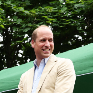 Le prince William, prince de Galles, salue les sympathisants lors d'une visite à l'association Reach Up Youth au centre Verdon Recreation à Sheffield, Royaume-Uni, le 27 juin 2023, pour mettre en lumière comment les sports de base peuvent connecter les jeunes à leurs communautés, en renforçant le soutien des pairs, dans le cadre de sa tournée du Royaume-Uni pour lancer un projet visant à mettre fin à l'itinérance. 