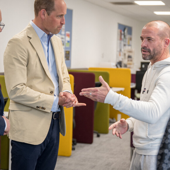 Le prince William, prince de Galles, visite le campus communautaire de Tillydrone, à Aberdeen, le 27 juin 2023, afin de souligner comment des services de soutien communautaire colocalisés et intégrés peuvent améliorer l'intervention précoce et prévenir le sans-abrisme. Le prince de Galles effectue une tournée au Royaume-Uni pour lancer un projet visant à mettre fin à l'itinérance. 