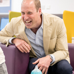 Le prince William, prince de Galles, visite le campus communautaire de Tillydrone, à Aberdeen, le 27 juin 2023, afin de souligner comment des services de soutien communautaire colocalisés et intégrés peuvent améliorer l'intervention précoce et prévenir le sans-abrisme. Le prince de Galles effectue une tournée au Royaume-Uni pour lancer un projet visant à mettre fin à l'itinérance. 