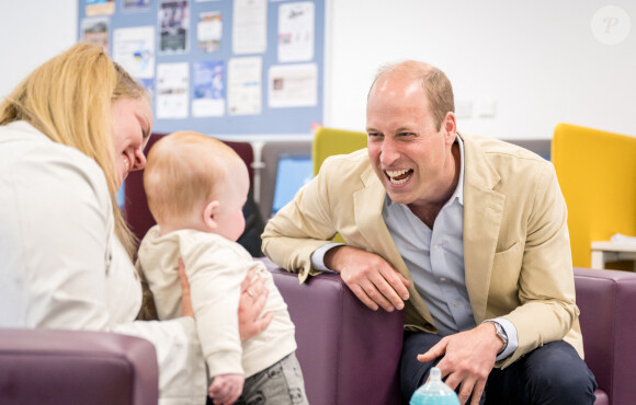 Le prince William, prince de Galles, visite le campus communautaire de Tillydrone, à Aberdeen, le 27 juin 2023, afin de souligner comment des services de soutien communautaire colocalisés et intégrés peuvent améliorer l'intervention précoce et prévenir le sans-abrisme. Le prince de Galles effectue une tournée au Royaume-Uni pour lancer un projet visant à mettre fin à l'itinérance. 