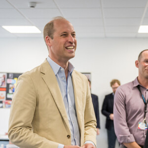 Le prince William, prince de Galles, visite le campus communautaire de Tillydrone, à Aberdeen, le 27 juin 2023, afin de souligner comment des services de soutien communautaire colocalisés et intégrés peuvent améliorer l'intervention précoce et prévenir le sans-abrisme. Le prince de Galles effectue une tournée au Royaume-Uni pour lancer un projet visant à mettre fin à l'itinérance. 