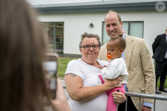 Le prince William, prince de Galles, visite le campus communautaire de Tillydrone, à Aberdeen, le 27 juin 2023, afin de souligner comment des services de soutien communautaire colocalisés et intégrés peuvent améliorer l'intervention précoce et prévenir le sans-abrisme. Le prince de Galles effectue une tournée au Royaume-Uni pour lancer un projet visant à mettre fin à l'itinérance. 