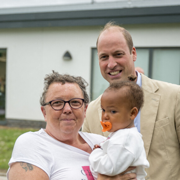 Le prince William, prince de Galles, visite le campus communautaire de Tillydrone, à Aberdeen, le 27 juin 2023, afin de souligner comment des services de soutien communautaire colocalisés et intégrés peuvent améliorer l'intervention précoce et prévenir le sans-abrisme. Le prince de Galles effectue une tournée au Royaume-Uni pour lancer un projet visant à mettre fin à l'itinérance. 