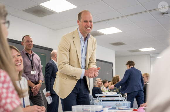 Le prince William, prince de Galles, visite le campus communautaire de Tillydrone, à Aberdeen, le 27 juin 2023, afin de souligner comment des services de soutien communautaire colocalisés et intégrés peuvent améliorer l'intervention précoce et prévenir le sans-abrisme. Le prince de Galles effectue une tournée au Royaume-Uni pour lancer un projet visant à mettre fin à l'itinérance. 