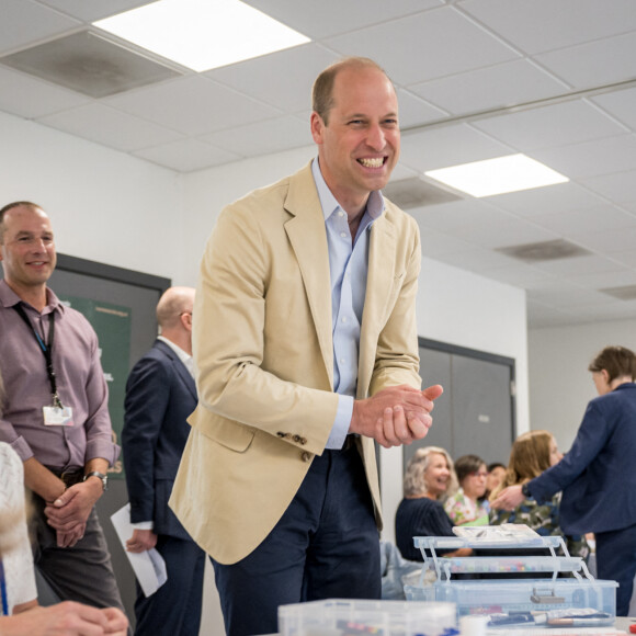 Le prince William, prince de Galles, visite le campus communautaire de Tillydrone, à Aberdeen, le 27 juin 2023, afin de souligner comment des services de soutien communautaire colocalisés et intégrés peuvent améliorer l'intervention précoce et prévenir le sans-abrisme. Le prince de Galles effectue une tournée au Royaume-Uni pour lancer un projet visant à mettre fin à l'itinérance. 