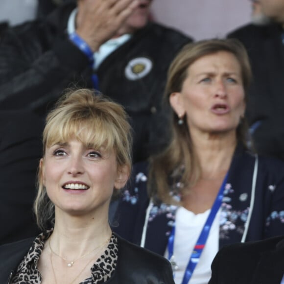 François Hollande et sa compagne Julie Gayet assistent au match amical féminin de football entre la France et la Chine à Créteil le 31 mai 2019. © Michael Baucher/Panoramic/Bestimage