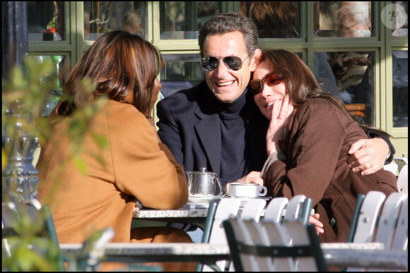 "J'ai eu Carla au téléphone, elle m'a dit : 'Reste calme, ne replonge pas !'"
Nicolas Sarkozy et Carla Bruni
