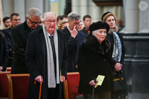 Le roi Albert II et la reine Paola de Belgique - La famille royale de Belgique assiste à la messe annuelle à la mémoire des membres royaux décédés, en l'église Notre-Dame de Laeken à Bruxelles, le 17 février 2023. 