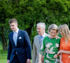 Son fils, le roi Philippe, est quant à lui venu avec sa femme Mathilde et son fils Emmanuel.
La reine Mathilde et le roi Philippe de Belgique, le prince Gabriel, le prince Emmanuel et la princesse Eleonore - La famille royale Belge à l'occasion des 10 ans de royauté du roi Philippe assiste à une garden-party au domaine royal du château de Laeken avec 600 Belges de tout le pays le 13 mai 2023. 