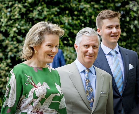 La reine Mathilde et le roi Philippe de Belgique, le prince Gabriel - La famille royale Belge à l'occasion des 10 ans de royauté du roi Philippe assiste à une garden-party au domaine royal du château de Laeken avec 600 Belges de tout le pays le 13 mai 2023. 