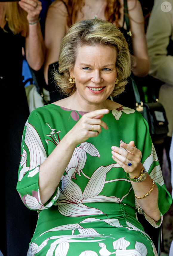 La reine Mathilde Belgique - La famille royale Belge à l'occasion des 10 ans de royauté du roi Philippe assiste à une garden-party au domaine royal du château de Laeken avec 600 Belges de tout le pays le 13 mai 2023. 