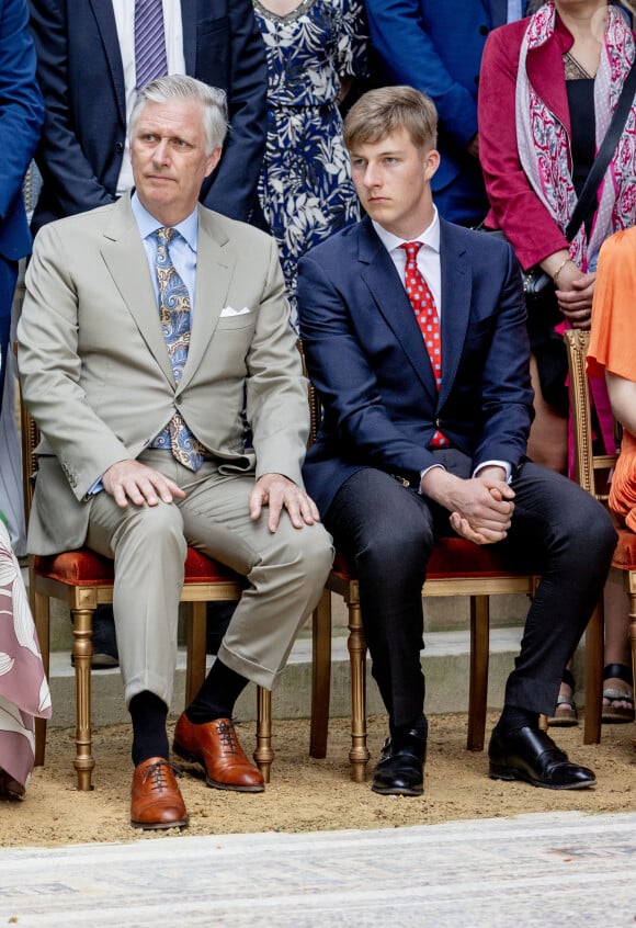 Le roi Philippe de Belgique et le prince Emmanuel - La famille royale Belge à l'occasion des 10 ans de royauté du roi Philippe assiste à une garden-party au domaine royal du château de Laeken avec 600 Belges de tout le pays le 13 mai 2023. 