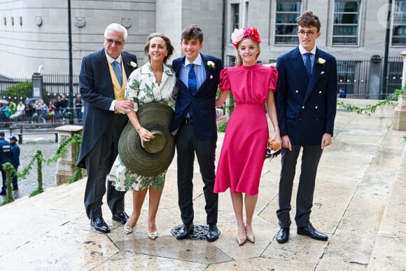 Tout comme son cadet Laurent !
Le prince Laurent, la princesse Claire, leurs enfants Aymeric, Nicolas et Louise - Mariage de la princesse Maria Laura de Belgique et William Isvy à Bruxelles le 10 septembre 2022. © Frédéric Andrieu / Bestimage 