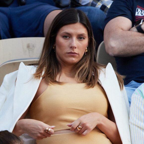 Petite frayeur pour Camille Cerf !
Camille Cerf (Miss France), enceinte dans les tribunes lors des Internationaux de France de Tennis de Roland Garros. Paris © Jacovides-Moreau / Bestimage