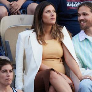 Camille Cerf (Miss France 2015), enceinte et son compagnon Théo Fleury dans les tribunes lors des Internationaux de France de Tennis de Roland Garros 2023. Paris, le 7 juin 2023. © Jacovides-Moreau / Bestimage