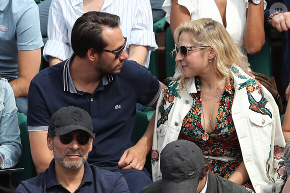 Marilou Berry et son compagnon Alexis dit Le Diamantaire (artiste street art) - Les célébrités dans les tribunes lors des internationaux de France de Roland-Garros à Paris, le 4 juin 2017. © Dominique Jacovides-Cyril Moreau/Bestimage