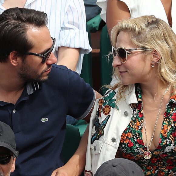 Marilou Berry et son compagnon Alexis dit Le Diamantaire (artiste street art) - Les célébrités dans les tribunes lors des internationaux de France de Roland-Garros à Paris, le 4 juin 2017. © Dominique Jacovides-Cyril Moreau/Bestimage