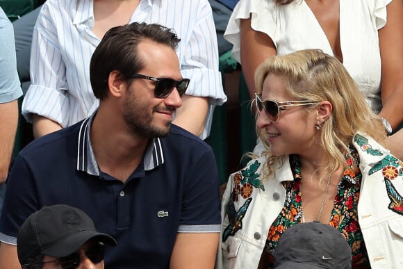 Marilou Berry et son compagnon Alexis dit Le Diamantaire (artiste street art) - Les célébrités dans les tribunes lors des internationaux de France de Roland-Garros à Paris, le 4 juin 2017. © Dominique Jacovides-Cyril Moreau/Bestimage 