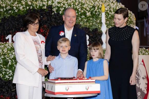 La princesse Stéphanie de Monaco, le prince Albert II, la princesse Charlene, Le prince Jacques de Monaco, marquis des Baux, La princesse Gabriella de Monaco, comtesse de Carladès - La famille princière de Monaco partage le gâteau d'anniversaire dans le cadre des commémorations du centenaire du prince Rainier III © Olivier Huitel/Pool Monaco/Bestimage