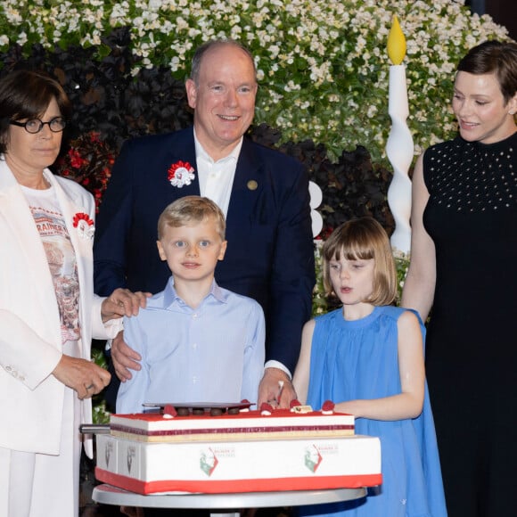 La princesse Stéphanie de Monaco, le prince Albert II, la princesse Charlene, Le prince Jacques de Monaco, marquis des Baux, La princesse Gabriella de Monaco, comtesse de Carladès - La famille princière de Monaco partage le gâteau d'anniversaire dans le cadre des commémorations du centenaire du prince Rainier III © Olivier Huitel/Pool Monaco/Bestimage