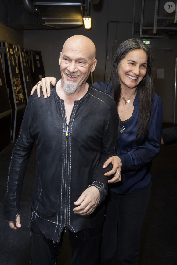 Exclusif - Florent Pagny et sa femme Azucena - Backstage de l'émission spéciale "Unis pour l'Ukraine" à la Maison de la Radio et de la Musique, diffusée en direct sur France 2 et présentée par Nagui et Leïla.Kaddour à Paris le 8 mars 2022. © Cyril Moreau / Jack Tribeca / Bestimage