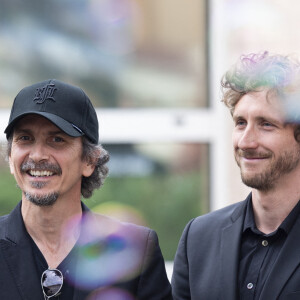 Un ultime hommage a été rendu à Guillaume Bats du côté de Montmirail le samedi 17 juin 2023
Exclusif - Arnaud Tsamere et Baptiste Lecaplain lors de l'hommage à l'humoriste Guillaume Bats, mort à 36 ans, à Montmirail, Marne, France, le 17 juin 2023. © Pierre Perusseau/Bestimage 