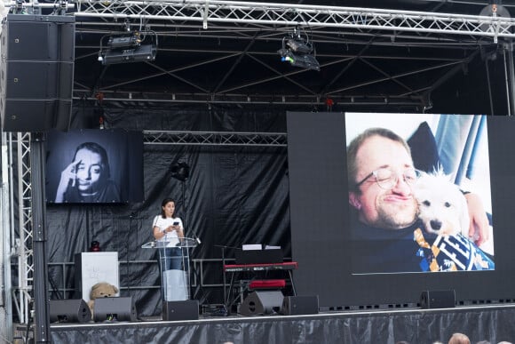 Guillaume Bats était atteint de la maladie des os de verre.
Exclusif - Les amis de Guillaume Bats lors de l'hommage à l'humoriste Guillaume Bats, mort à 36 ans, à Montmirail, Marne, France, le 17 juin 2023. © Pierre Perusseau/Bestimage 