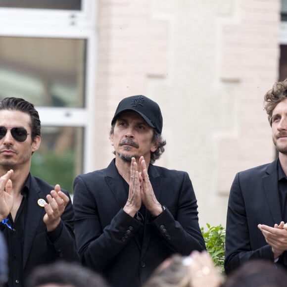 Exclusif - Arnaud Tsamere, Jérémy Ferrari et Baptiste Lecaplain lors de l'hommage à l'humoriste Guillaume Bats, mort à 36 ans, à Montmirail, Marne, France, le 17 juin 2023. © Pierre Perusseau/Bestimage 