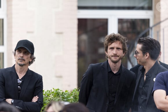 Exclusif - Arnaud Tsamere, Jérémy Ferrari et Baptiste Lecaplain lors de l'hommage à l'humoriste Guillaume Bats, mort à 36 ans, à Montmirail, Marne, France, le 17 juin 2023. © Pierre Perusseau/Bestimage 