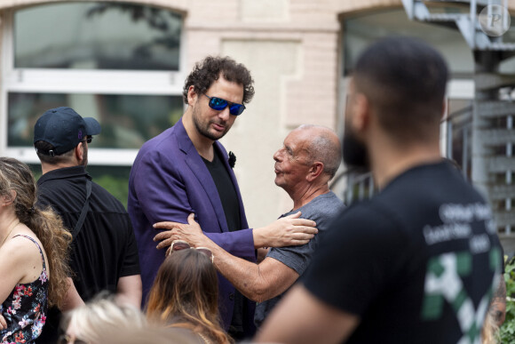 Exclusif - Eric Antoine lors de l'hommage à l'humoriste Guillaume Bats, mort à 36 ans, à Montmirail, Marne, France, le 17 juin 2023. © Pierre Perusseau/Bestimage 