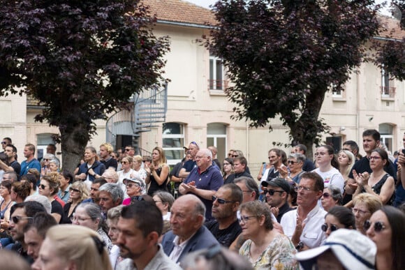 Exclusif - Atmosphère lors de l'hommage à l'humoriste Guillaume Bats, mort à 36 ans, à Montmirail, Marne, France, le 17 juin 2023. © Pierre Perusseau/Bestimage 