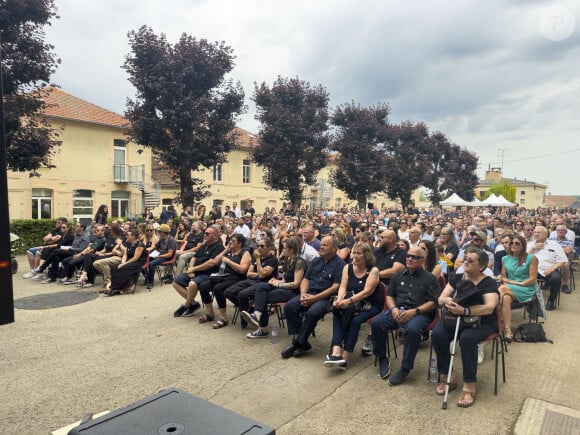 Exclusif - Atmosphère lors de l'hommage à l'humoriste Guillaume Bats, mort à 36 ans, à Montmirail, Marne, France, le 17 juin 2023. © Pierre Perusseau/Bestimage 