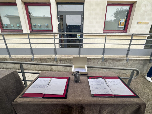 Exclusif - Atmosphère lors de l'hommage à l'humoriste Guillaume Bats, mort à 36 ans, à Montmirail, Marne, France, le 17 juin 2023. © Pierre Perusseau/Bestimage 