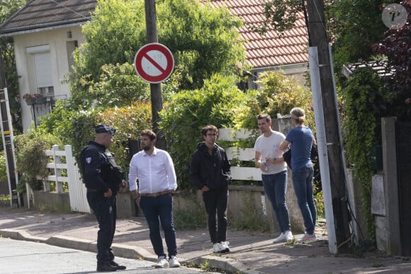 Le maire a rapporté les propos de sa femme, qui s'est fracturé la jambe en s'enfuyant avec leurs deux enfants.
Les environs de la maison du maire de L'Haÿ-les-roses, Vincent Jeanbrun (LR), attaquée à la voiture bélier le 2 juillet 2023 © Jeremy Paoloni/ABACAPRESS.COM