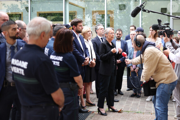 Elisabeth Borne et Gérald Darmanin se sont rendus auprès du maire de 39 ans après son agression.
La Première ministre Elisabeth Borne s'est rendue auprès de Vincent Jeanbrun maire de L'Haÿ-les-roses dans le Val-de-Marne le 2 juillet 2023 après l'attaque que sa famille a subi chez lui, dans le contexte violent des émeutes qui ont suivi la mort de Nahel © Charly Triballeau / POOL / ABACAPRESS.COM