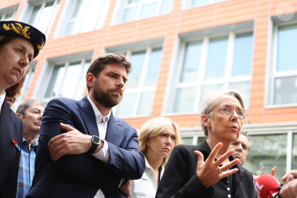 La Première ministre Elisabeth Borne s'est rendue auprès de Vincent Jeanbrun maire de L'Haÿ-les-roses dans le Val-de-Marne le 2 juillet 2023 après l'attaque que sa famille a subi chez lui, dans le contexte violent des émeutes qui ont suivi la mort de Nahel © Charly Triballeau / POOL / ABACAPRESS.COM