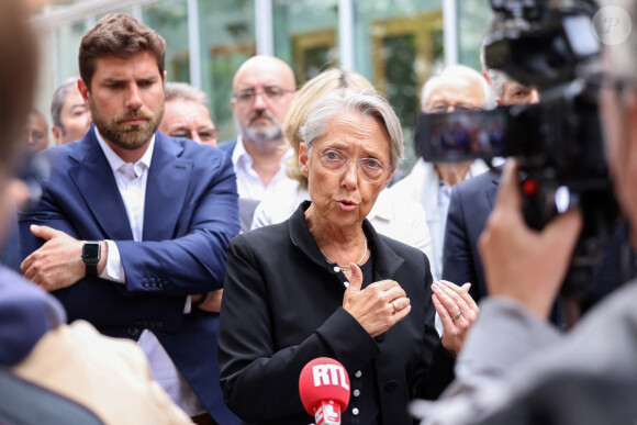 La Première ministre Elisabeth Borne s'est rendue auprès de Vincent Jeanbrun maire de L'Haÿ-les-roses dans le Val-de-Marne le 2 juillet 2023 après l'attaque que sa famille a subi chez lui, dans le contexte violent des émeutes qui ont suivi la mort de Nahel © Charly Triballeau / POOL / ABACAPRESS.COM