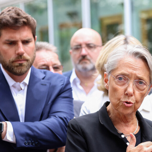 La Première ministre Elisabeth Borne s'est rendue auprès de Vincent Jeanbrun maire de L'Haÿ-les-roses dans le Val-de-Marne le 2 juillet 2023 après l'attaque que sa famille a subi chez lui, dans le contexte violent des émeutes qui ont suivi la mort de Nahel © Charly Triballeau / POOL / ABACAPRESS.COM