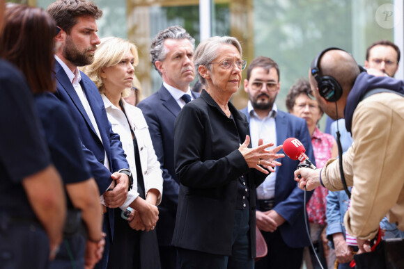 La Première ministre Elisabeth Borne s'est rendue auprès de Vincent Jeanbrun maire de L'Haÿ-les-roses dans le Val-de-Marne le 2 juillet 2023 après l'attaque que sa famille a subi chez lui, dans le contexte violent des émeutes qui ont suivi la mort de Nahel © Charly Triballeau / POOL / ABACAPRESS.COM