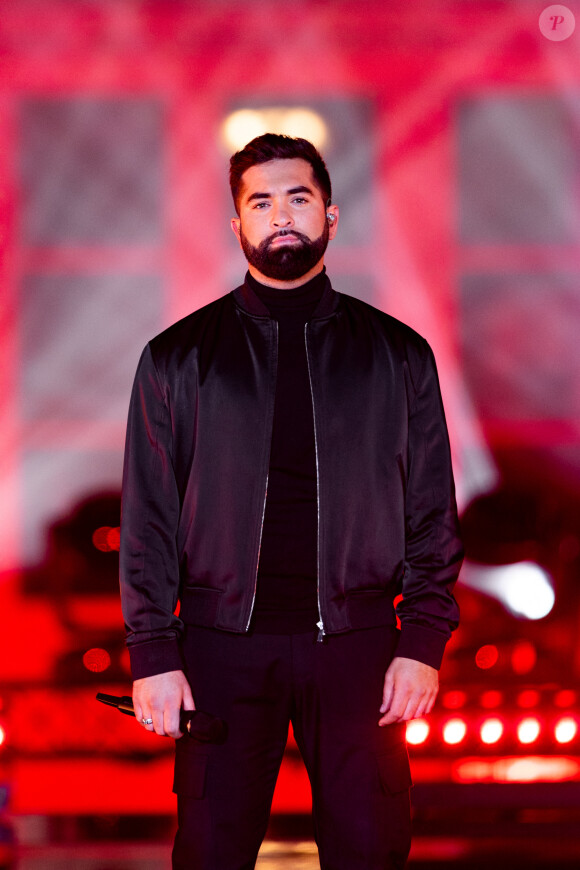 Exclusif - Kendji Girac - Enregistrement de l'émission "La grande soirée du 31 à Fontainebleau" au Château de Fontainebleau, diffusée le 31 décembre sur France 2 © Tiziano Da Silva-Cyril Moreau / Bestimage Pour clore cette année 2022 en beauté, France Télévisions, fidèle à son engagement en faveur du patrimoine, offre à son public une soirée de réveillon populaire et festive au château de Fontainebleau, animée par S.Bern. France Télévisions marque une fois encore, au travers de cette soirée exceptionnelle, l'engagement du service public en faveur du spectacle vivant, de la musique et du patrimoine. Les équipes de France Télévisions, d'Electron Libre/Kisayang et de France 2 se sont installées au château de Fontainebleau pour organiser cet événement musical aussi populaire qu'éclectique. C'est ici, au coeur de la salle de Bal, de la galerie François Ier, du grand Escalier ou la cour d'Honneur, que nous allons faire la fête, chanter et danser sur des rythmes disco. Un endroit étonnant, sublimé pour cette soirée, orchestrée par S.Bern entouré de chanteurs, d'artistes aux multiples talents et des danseurs de la troupe du Paradis Latin, sous la direction artistique de K.Ouali ! Les troupes du Paradis Latin, Moulin Rouge, le Cirque d'Hiver Bouglione, le Cirque Phénix et les Folies Gruss, enchanteront ce réveillon avec des visuels magiques au château de Fontainebleau. Pour accueillir le passage à la nouvelle année, un feu d'artifice exceptionnel, d'une dizaine de minutes, sera tiré des jardins du château de Fontainebleau et retransmis sur France 2 et dans plusieurs pays à travers le monde. Ce feu sera spécialement conçu pour les téléspectateurs de France 2 par D.Proteau, directeur artistique de Ruggieri, sur une bande originale créée par le duo de DJs Ofenbach. Quand l'électro rencontre le patrimoine, le résultat est incroyable ! Ofenbach, le duo électro Made In France qui met le feu aux plus grandes scènes internationales avec ses mix, a même été classé par le magazine Vanity Fair en 2018 parmi les 50 Français les plus influents au monde ! Fontainebleau en quelques mots... Haut lieu de l'histoire de France, et joyaux du patrimoine français, classé au Patrimoine mondial de l'Unesco, le château de Fontainebleau a été l'une des demeures emblématique des souverains français de François Ier à Napoléon III. À la fois de style Renaissance, et classique, le château de Fontainebleau témoigne de la rencontre entre l'art italien et la tradition française exprimée tant dans son architecture que dans ses décors intérieurs. L'émission sera diffusée sur TV5 Monde. Evénement en partenariat avec Spotify et France Bleu qui diffusera la soirée en simultané sur son antenne. 