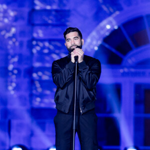 Exclusif - Kendji Girac - Enregistrement de l'émission "La grande soirée du 31 à Fontainebleau" au Château de Fontainebleau, diffusée le 31 décembre sur France 2 © Tiziano Da Silva-Cyril Moreau / Bestimage Pour clore cette année 2022 en beauté, France Télévisions, fidèle à son engagement en faveur du patrimoine, offre à son public une soirée de réveillon populaire et festive au château de Fontainebleau, animée par S.Bern. France Télévisions marque une fois encore, au travers de cette soirée exceptionnelle, l'engagement du service public en faveur du spectacle vivant, de la musique et du patrimoine. Les équipes de France Télévisions, d'Electron Libre/Kisayang et de France 2 se sont installées au château de Fontainebleau pour organiser cet événement musical aussi populaire qu'éclectique. C'est ici, au coeur de la salle de Bal, de la galerie François Ier, du grand Escalier ou la cour d'Honneur, que nous allons faire la fête, chanter et danser sur des rythmes disco. Un endroit étonnant, sublimé pour cette soirée, orchestrée par S.Bern entouré de chanteurs, d'artistes aux multiples talents et des danseurs de la troupe du Paradis Latin, sous la direction artistique de K.Ouali ! Les troupes du Paradis Latin, Moulin Rouge, le Cirque d'Hiver Bouglione, le Cirque Phénix et les Folies Gruss, enchanteront ce réveillon avec des visuels magiques au château de Fontainebleau. Pour accueillir le passage à la nouvelle année, un feu d'artifice exceptionnel, d'une dizaine de minutes, sera tiré des jardins du château de Fontainebleau et retransmis sur France 2 et dans plusieurs pays à travers le monde. Ce feu sera spécialement conçu pour les téléspectateurs de France 2 par D.Proteau, directeur artistique de Ruggieri, sur une bande originale créée par le duo de DJs Ofenbach. Quand l'électro rencontre le patrimoine, le résultat est incroyable ! Ofenbach, le duo électro Made In France qui met le feu aux plus grandes scènes internationales avec ses mix, a même été classé par le magazine Vanity Fair en 2018 parmi les 50 Français les plus influents au monde ! Fontainebleau en quelques mots... Haut lieu de l'histoire de France, et joyaux du patrimoine français, classé au Patrimoine mondial de l'Unesco, le château de Fontainebleau a été l'une des demeures emblématique des souverains français de François Ier à Napoléon III. À la fois de style Renaissance, et classique, le château de Fontainebleau témoigne de la rencontre entre l'art italien et la tradition française exprimée tant dans son architecture que dans ses décors intérieurs. L'émission sera diffusée sur TV5 Monde. Evénement en partenariat avec Spotify et France Bleu qui diffusera la soirée en simultané sur son antenne. 