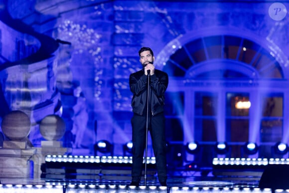 Exclusif - Kendji Girac - Enregistrement de l'émission "La grande soirée du 31 à Fontainebleau" au Château de Fontainebleau, diffusée le 31 décembre sur France 2 © Tiziano Da Silva-Cyril Moreau / Bestimage Pour clore cette année 2022 en beauté, France Télévisions, fidèle à son engagement en faveur du patrimoine, offre à son public une soirée de réveillon populaire et festive au château de Fontainebleau, animée par S.Bern. France Télévisions marque une fois encore, au travers de cette soirée exceptionnelle, l'engagement du service public en faveur du spectacle vivant, de la musique et du patrimoine. Les équipes de France Télévisions, d'Electron Libre/Kisayang et de France 2 se sont installées au château de Fontainebleau pour organiser cet événement musical aussi populaire qu'éclectique. C'est ici, au coeur de la salle de Bal, de la galerie François Ier, du grand Escalier ou la cour d'Honneur, que nous allons faire la fête, chanter et danser sur des rythmes disco. Un endroit étonnant, sublimé pour cette soirée, orchestrée par S.Bern entouré de chanteurs, d'artistes aux multiples talents et des danseurs de la troupe du Paradis Latin, sous la direction artistique de K.Ouali ! Les troupes du Paradis Latin, Moulin Rouge, le Cirque d'Hiver Bouglione, le Cirque Phénix et les Folies Gruss, enchanteront ce réveillon avec des visuels magiques au château de Fontainebleau. Pour accueillir le passage à la nouvelle année, un feu d'artifice exceptionnel, d'une dizaine de minutes, sera tiré des jardins du château de Fontainebleau et retransmis sur France 2 et dans plusieurs pays à travers le monde. Ce feu sera spécialement conçu pour les téléspectateurs de France 2 par D.Proteau, directeur artistique de Ruggieri, sur une bande originale créée par le duo de DJs Ofenbach. Quand l'électro rencontre le patrimoine, le résultat est incroyable ! Ofenbach, le duo électro Made In France qui met le feu aux plus grandes scènes internationales avec ses mix, a même été classé par le magazine Vanity Fair en 2018 parmi les 50 Français les plus influents au monde ! Fontainebleau en quelques mots... Haut lieu de l'histoire de France, et joyaux du patrimoine français, classé au Patrimoine mondial de l'Unesco, le château de Fontainebleau a été l'une des demeures emblématique des souverains français de François Ier à Napoléon III. À la fois de style Renaissance, et classique, le château de Fontainebleau témoigne de la rencontre entre l'art italien et la tradition française exprimée tant dans son architecture que dans ses décors intérieurs. L'émission sera diffusée sur TV5 Monde. Evénement en partenariat avec Spotify et France Bleu qui diffusera la soirée en simultané sur son antenne. 