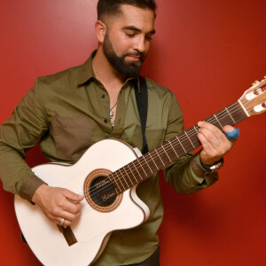 Exclusif - Kendji Girac - Backstage - Enregistrement de l'émission "La fête de la Chanson française" à Paris, diffusée le 29 novembre sur France 2. Le 7 novembre 2022 © Cyril Moreau-Veeren / Bestimage On a tous en nous une chanson liée à l'enfance, à la première rencontre, au premier baiser, une chanson pour rire et une pour pleurer. La fête de la chanson française célèbre ces chansons-souvenirs qui nous font tous vibrer. L.Thilleman, accompagnée d'A.Manoukian au piano, vous invite à une soirée de fête autour des chansons de nos vies. Les plus grands artistes de la scène musicale française se retrouvent pour des moments uniques de musique, des rencontres, des impros, des duos et des reprises inoubliables. Cette année, une nouveauté puisque les artistes partagent leur plaisir, leur trac et leurs émotions avec le public lors des répétitions et dans les coulisses de l'émission. Au programme de cette soirée de fête, il y aura notamment : Une ouverture inédite avec la présence exceptionnelle de M.Polnareff. Un moment de fête autour de K.Girac et ses amis guitaristes Une surprise émouvante pour Zazie Des séquences musicales exclusives avec B.Biolay, Grand Corps Malade et J.Armanet Un hommage à C.Aznavour à l'occasion du 5e anniversaire de sa disparition Des découvertes musicales avec Adé, E.Peters, Santa... Et bien sûr les anecdotes incontournables d'A.Manoukian !