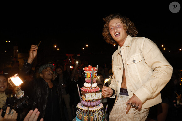 Exclusif - Yannick Noah et Joalukas Noah (gâteau) lors de la soirée d'anniversaire de Joalukas Noah, fils de Yannick Noah et Isabelle Camus, pour ses 18 ans à Paris le 10 juin 2022. © Cyril Moreau / Bestimage