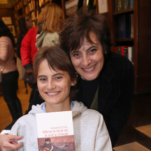 Violette d'Urso et sa mère Inès de La Fressange - Violette d'Urso dédicace son livre "Même le bruit de la nuit a changé" à la librairie Galignani à Paris, France, le 25 mars 2023. © Bertrand Rindoff/Bestimage 