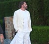 Ben Affleck portait un blazer couleur crème sur un t-shirt blanc, assorti d'un pantalon blanc et de baskets blanches elles aussi
Jennifer Lopez, Ben Affleck et leur famille arrivent à la fête du 4 juillet de Michael Rubin dans son domaine des Hamptons