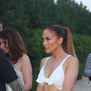 Jennifer Lopez portait quant à elle une magnifique robe blanche mettant parfaitement en valeur son ventre plat
Jennifer Lopez, Ben Affleck et leur famille arrivent à la fête du 4 juillet de Michael Rubin dans son domaine des Hamptons
