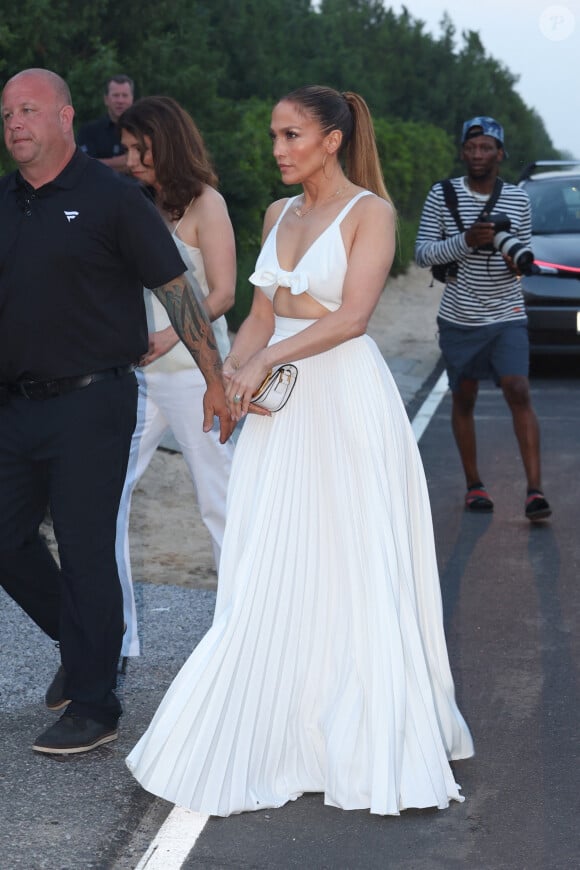 Jennifer Lopez portait quant à elle une magnifique robe blanche mettant parfaitement en valeur son ventre plat
Jennifer Lopez, Ben Affleck et leur famille arrivent à la fête du 4 juillet de Michael Rubin dans son domaine des Hamptons